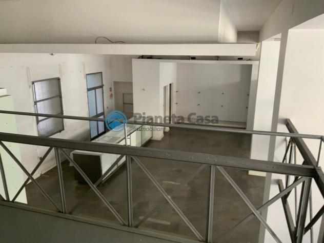 CENTRO STORICO: negozio con 4 vetrine, uffici e magazzino - Foto 9
