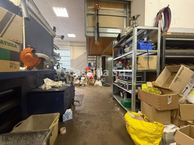 Spazio C3 con accesso furgoni, soppalco e ufficio - Foto 12