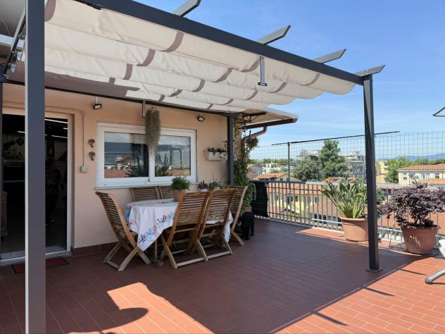 Marina di Massa, in pieno centro e a pochi passi dal mare: attico al 4° piano con ascensore, composto da ingresso, sala, ampia cucina, disimpegno, 3 c