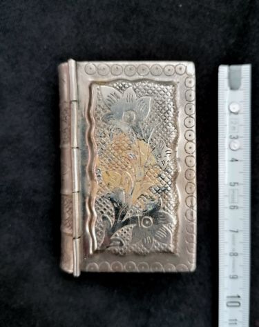 ANTICO ASTUCCIO PORTA-ROSARIO A FORMA DI LIBRO DA MESSA IN METALLO CESELLATO. - Foto 8