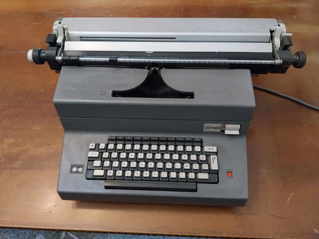 Macchina da scrivere Olivetti Editor 4