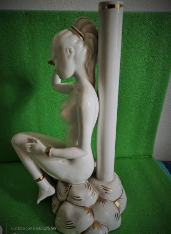 Scultura Lampada Art Dèco in Ceramica Bianca - Nudo di Donna - Foto 4