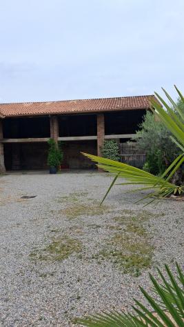 Ampio Cascinale con Corte Privata: Abitazione e Grandi Volumi Recuperabili - Foto 13