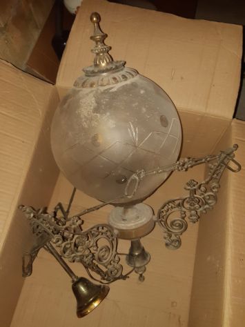 LAMPADARIO CON SFERA IN VETRO SMERIGLIATO