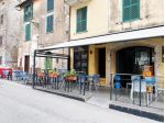 Locale Commerciale Due Vetrine su Strada Principale in Centro Storico
