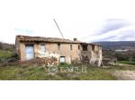 Corciano vendesi rustico 16 vani 450 Mq