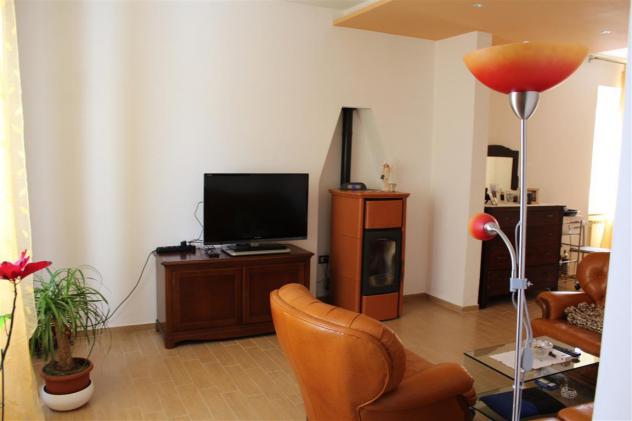 Elegante casa a schiera ristrutturata nel cuore del paese - Foto 3