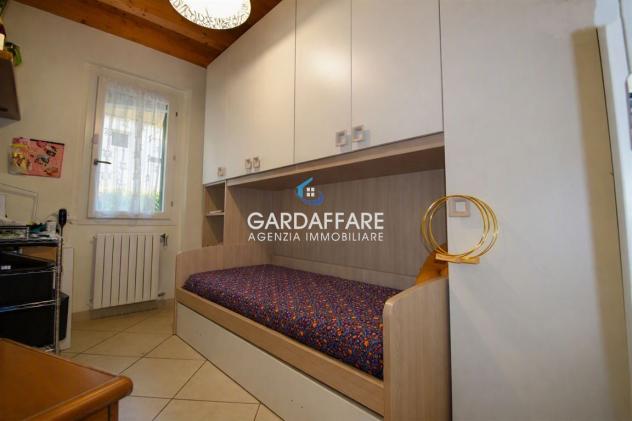 VILLETTA A SCHIERA DI TESTA CON GIARDINO SU TRE LATI E BELLISSIMO PORTICO VIVIBILE - Foto 10