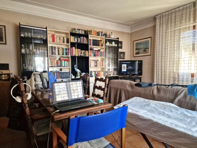 Marina di Massa, centro e a 200 m dal mare, appartamento al primo piano composto da ingresso, sala, cucina, disimpegno, due camere matrimoniali, bagno - Foto 2