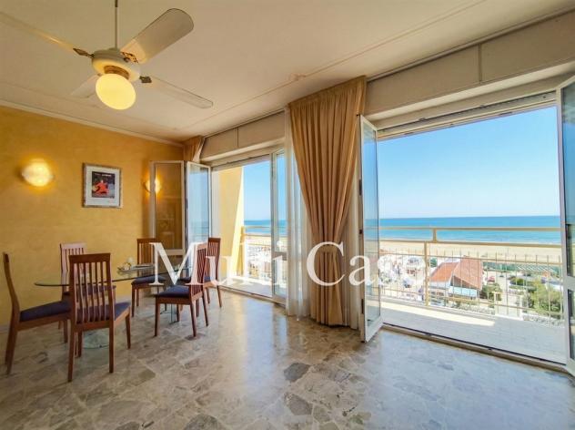 APPARTAMENTO CON AFFACCIO DIRETTO SUL MARE – LIDO DI CAMAIORE (LU)
