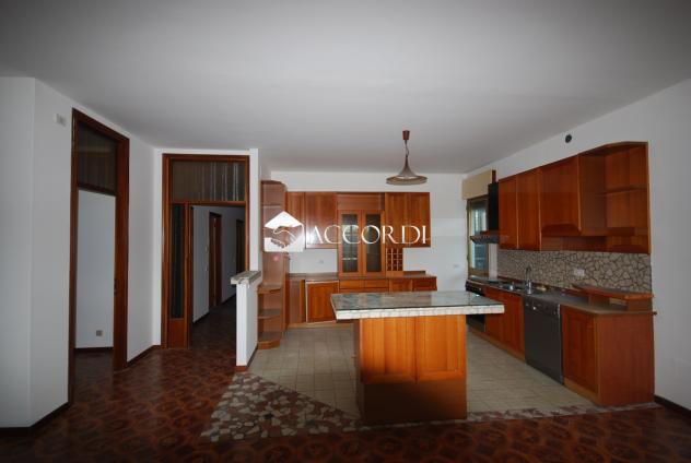 CASA INDIPENDENTE di 8 vani e di 370 mq (SUSEGANA) rif. RB122