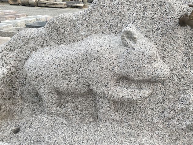 Grande fontana di granito con orso scolpito - Foto 3