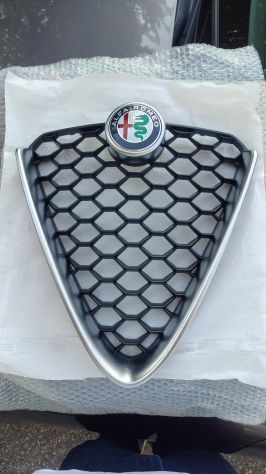 Griglia frontale grigia con logo originale Alfa Romeo Giulia