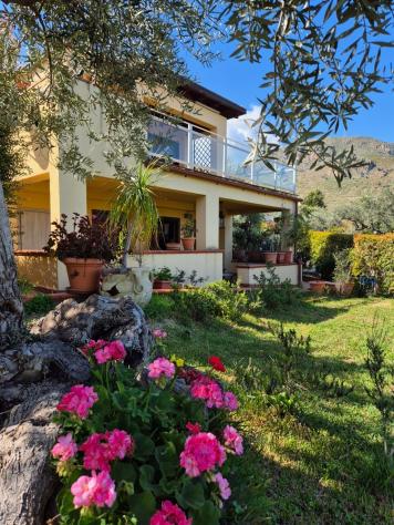 Villa panoramica a schiera con due unità abitative