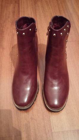STIVALETTI ANKLE BOOTS BORDEAUX CON BORCHIE - Foto 2