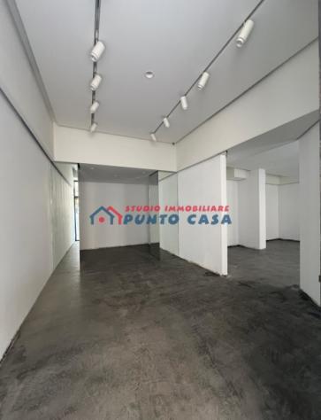 CENTRO STORICO – Via delle Arti, locale commerciale mq 80 ca, open space, tre vetrine su strada. Perfette condizioni, ottima posizione. Euro 1.100,00 - Foto 5
