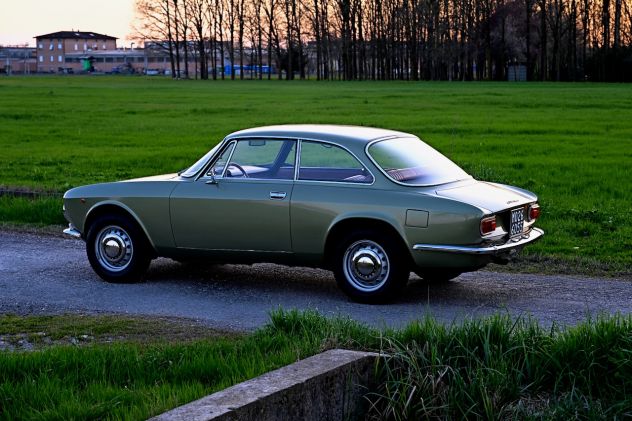 1.8L-Powered 1972 Alfa Romeo GT 1300 Junior - Foto 5