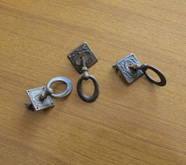 3 VECCHIE ANTICHE MANIGLIE IN OTTONE AD ANELLO PER MOBILI VARI VITI IN FERRO - - Foto 2