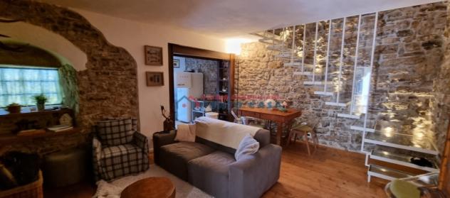 Erice vetta – Zona Madrice – Indipendente su 2 livelli, 70mq ca. - 3 vani + acc. + cortile interno. Ottime condizioni e rifiniture. Euro 600 CL G