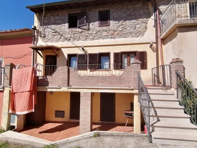 In una frazione del comune di Castell'Azzara, più precisamente a Selvena, dove sono presenti i servizi di prima necessità; , vendiamo appartamento su