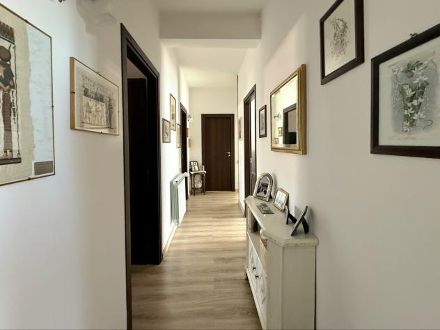 Marina di Massa, in pieno centro e a pochi passi dal mare: attico al 4° piano con ascensore, composto da ingresso, sala, ampia cucina, disimpegno, 3 c - Foto 18