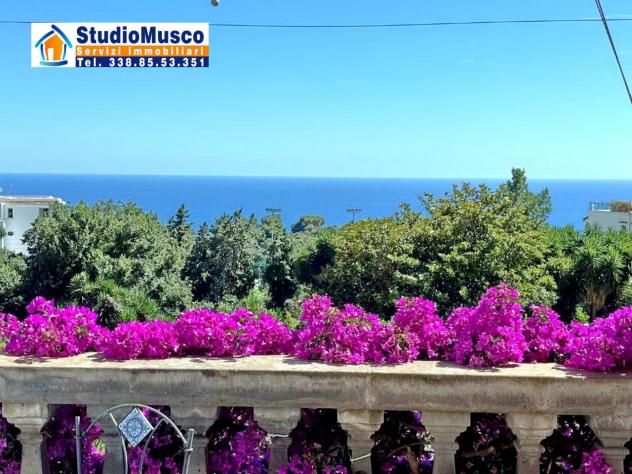 StudioMusco vende a Capri, in via Camerelle, la più prestigiosa strada dello shopping, introvabile appartamento con terrazzo a livello e vista panoram - Foto 3