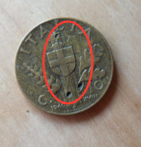 10 CENTESIMI DEL REGNO D'ITALIA DEL 1940 CON AVVALLAMENTO DI METALLO -