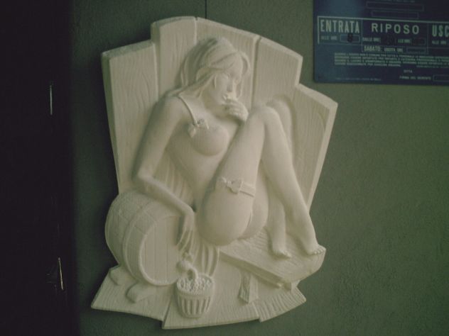 Bassorilievo - Ragazza con boccale di birra - Foto 2