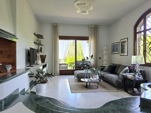 MASSA, villa di ampia metratura nella prima periferia, disposta su tre livelli con ampio giardino di circa 1.300 mq. Composta di salone con camino, cu - Foto 4