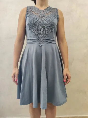 Abito elegante azzurro polvere con inserto in pizzo e scollatura sul retro - Foto 4