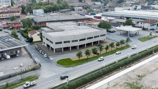 Ampi spazi commerciali e direzionali