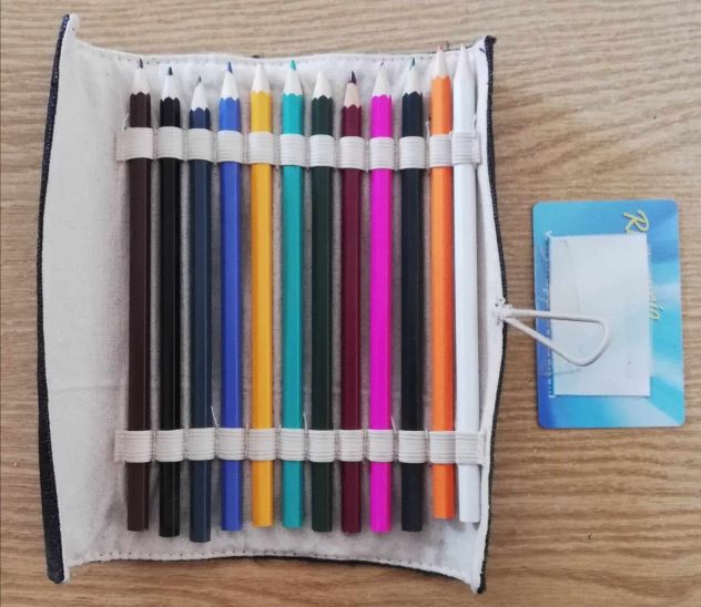 Astuccio arrotolabile nuovo con pastelli inclusi,ne ho altri