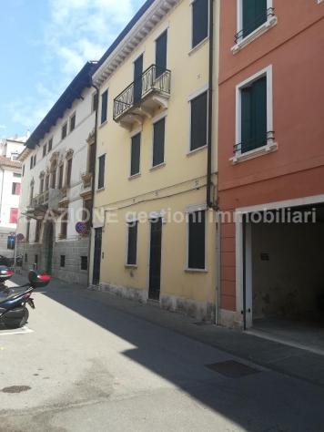 PALAZZETTO TERRA/CIELO DA RISTRUTTURARE IN CENTRO STORICO DI VICENZA