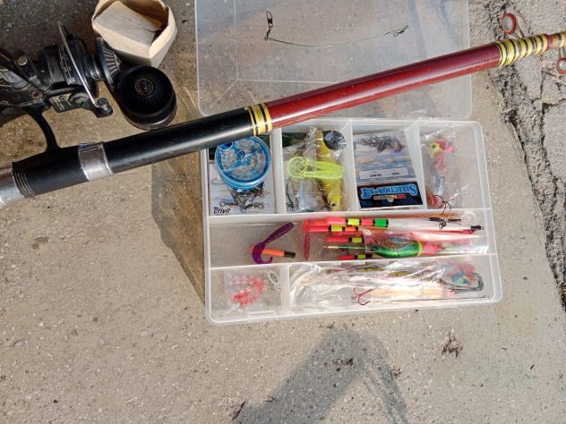 Lotto di 4 canne da pesca Decathlon per acqua dolce, modello 240, con relativi a - Foto 6