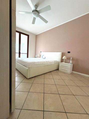 ESCLUSIVO TRILOCALE CON AMPIA TERRAZZA VISTA LAGO IN RESIDENCE CON PISCINA - Foto 10