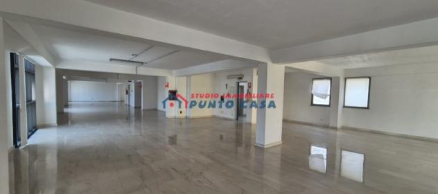 PIAZZA POMPIERI - N. 2 locali al 2° e 3° p. c/a - 300mq ca. cad. - vano unico open space. Posizione centrale, ottimo contesto. Euro 2.000 cad. CL GI - Foto 2