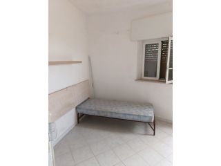 monovano con cucinotto e bagno.