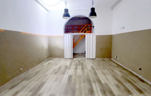 VIA INDIPENDENZA: Fondo commerciale con due ampie vetrine - Foto 5