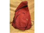 Zaino monospalla bordeaux, con 3 tasche esterne, 1 tasca interna e portacellula