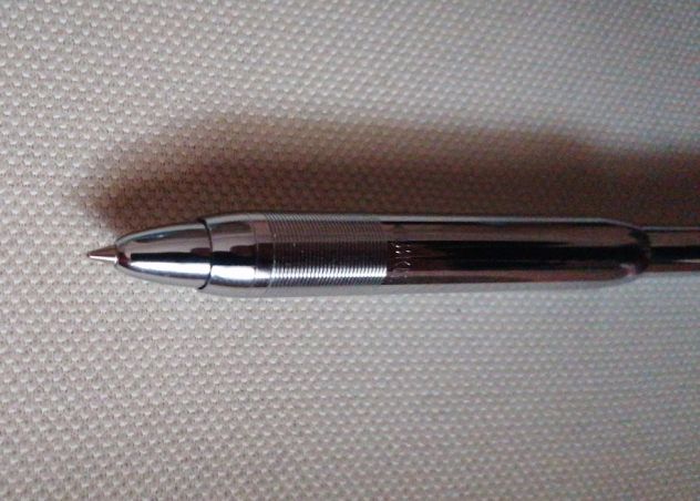 BOSS - Penna a sfera nera con logo tono su tono - Nero
