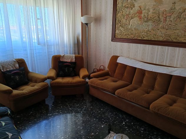 Divano 3 posti e 2 poltrone in stile classico