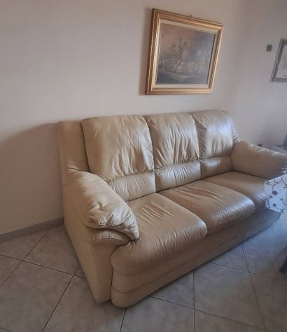 Tavolo in vero legno massello completo di 6 sedie, più un divano - Foto 2