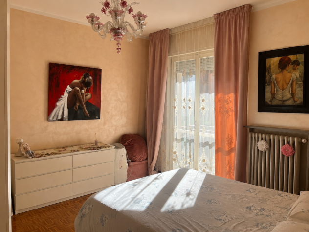 Libere tre camere ampie e luminose matrimoniali ad uso singole
