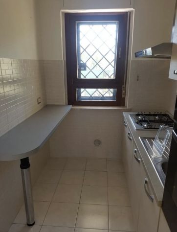 OSTIA TRILOCALE SEMI-ARREDATO CON GIARDINO PRIVATO E POSTO AUTO SCOPERTO. - Foto 2