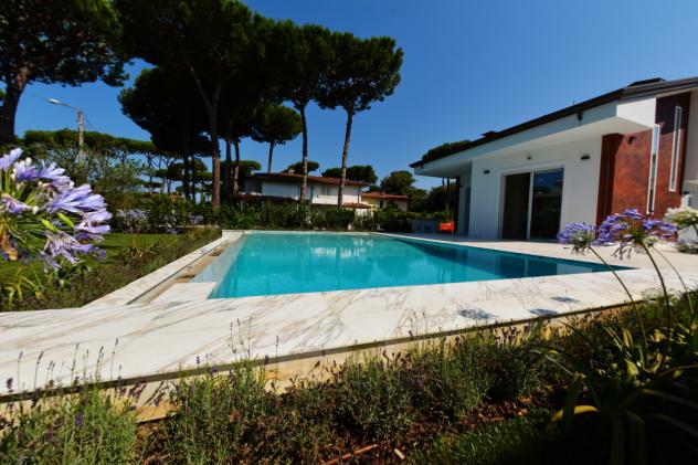 VILLA di 8 vani e di 320 mq (PIETRASANTA) rif. MP888