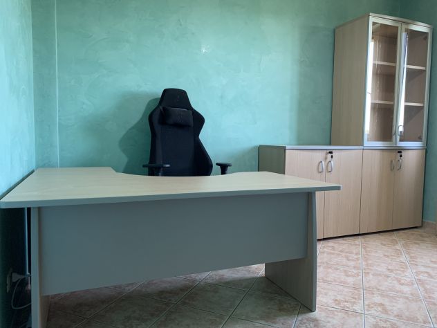Arredo ufficio completo Mondoffice – scrivania e armadi