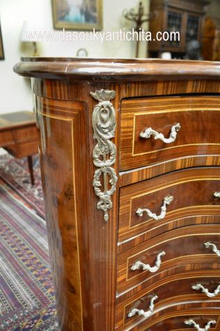 Cassettiera a fagiolo con coppia di comodini stile Luigi XV - Foto 4