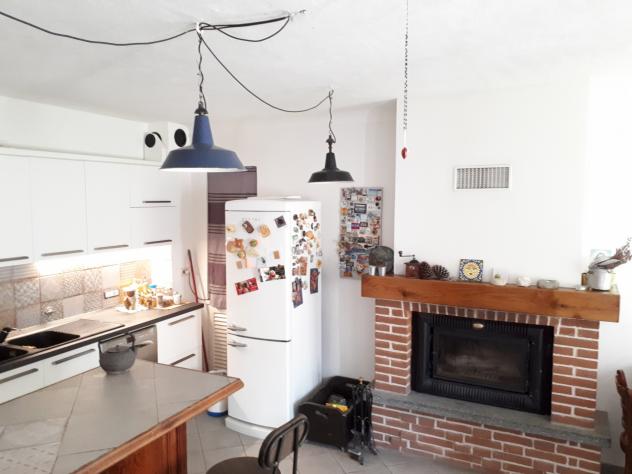 ristrutturata nel 2015 su due livelli: al piano terra ampia cucina, con caminetto, sala e scala di collegamento posta tra i due vani, piano primo dis - Foto 7