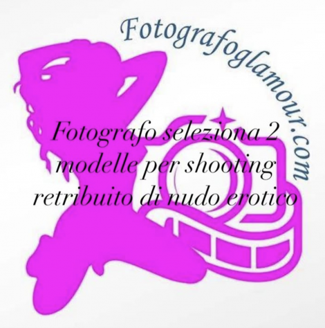 Fotografo seleziona modelle per shooting genere erotico