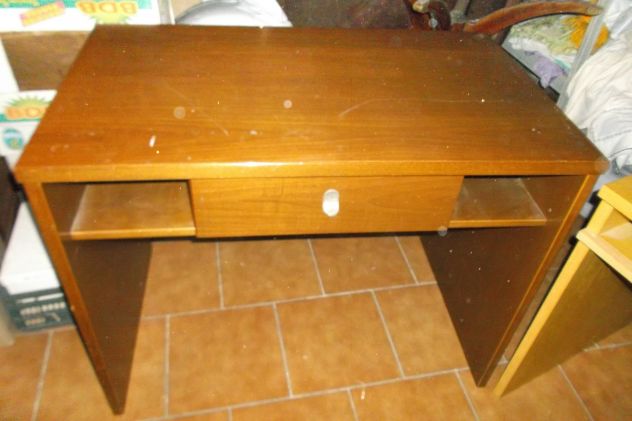 scrivania con cassetto